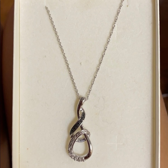 NWT Black & Silver  pendant with 18” chain - Picture 2 of 6